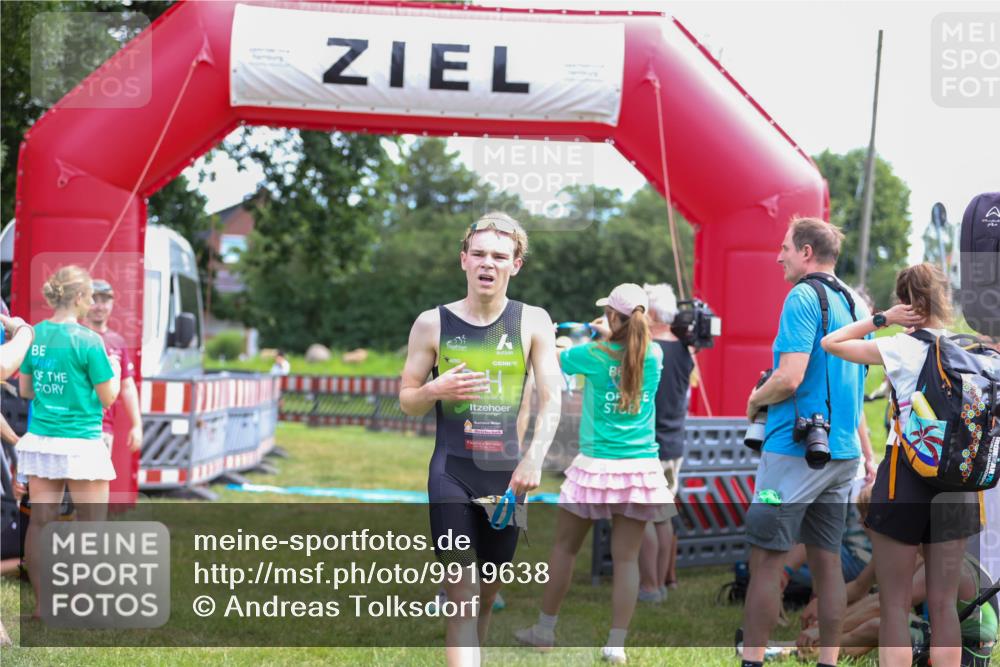 21.06.2026 - 29. Vierlanden-Triathlon Andreas Tolksdorf http://msf.ph/oto/9919638 21.06.2026 12:53:59 Ziel 967 meine-sportfotos.de