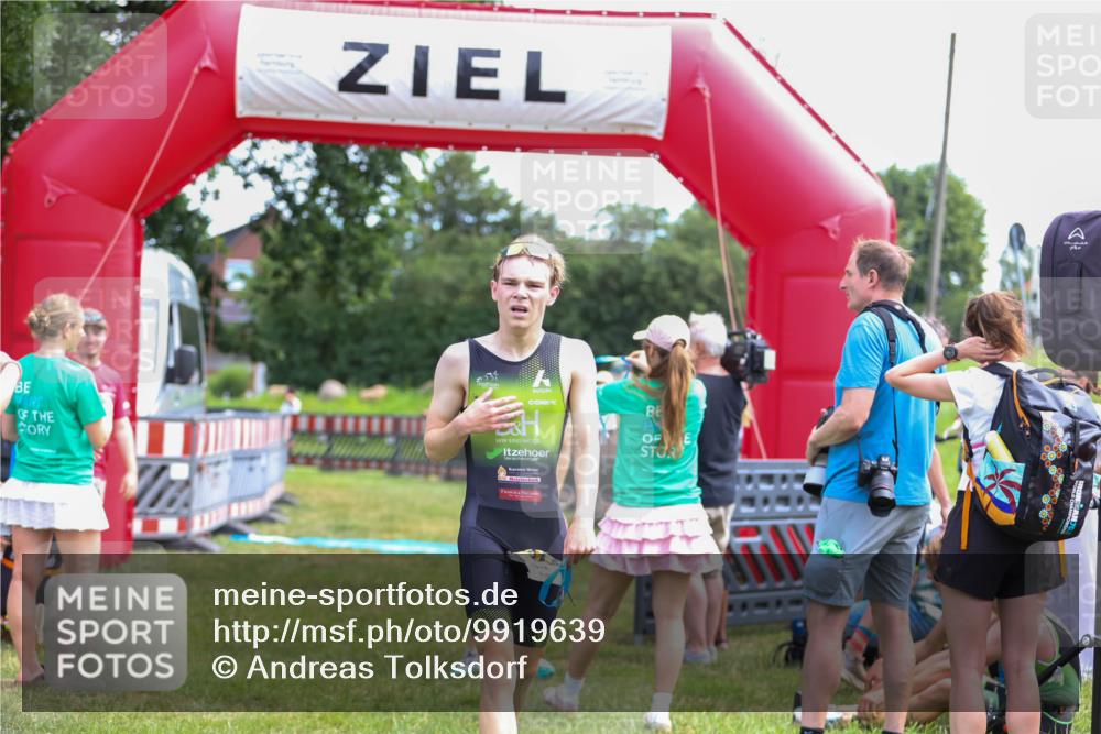 21.06.2026 - 29. Vierlanden-Triathlon Andreas Tolksdorf http://msf.ph/oto/9919639 21.06.2026 12:53:59 Ziel 967 meine-sportfotos.de