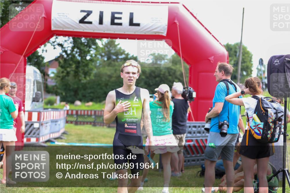 21.06.2026 - 29. Vierlanden-Triathlon Andreas Tolksdorf http://msf.ph/oto/9919641 21.06.2026 12:54:00 Ziel 967 meine-sportfotos.de