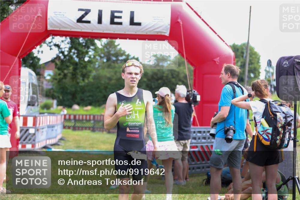 21.06.2026 - 29. Vierlanden-Triathlon Andreas Tolksdorf http://msf.ph/oto/9919642 21.06.2026 12:54:00 Ziel 967 meine-sportfotos.de