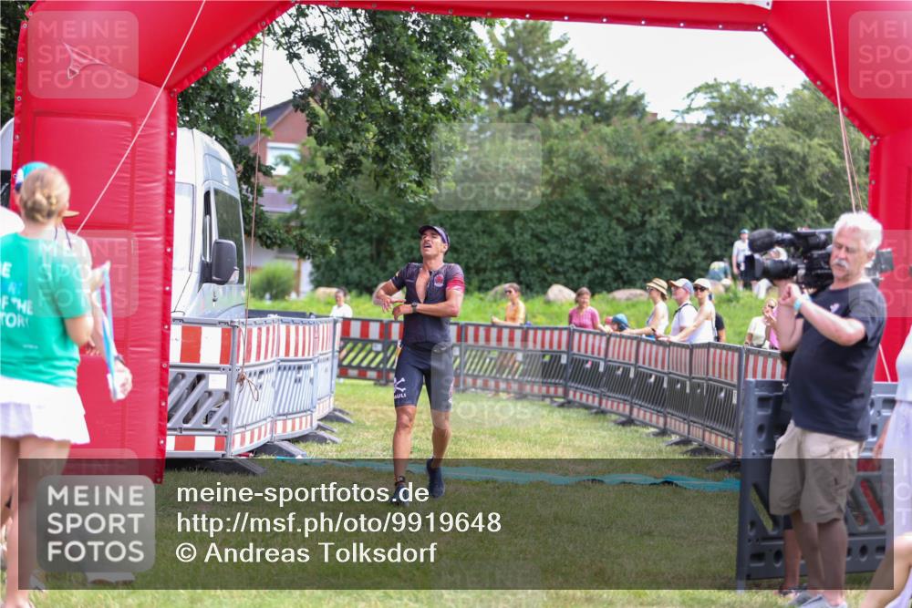 21.06.2026 - 29. Vierlanden-Triathlon Andreas Tolksdorf http://msf.ph/oto/9919648 21.06.2026 12:54:14 Ziel 938 meine-sportfotos.de