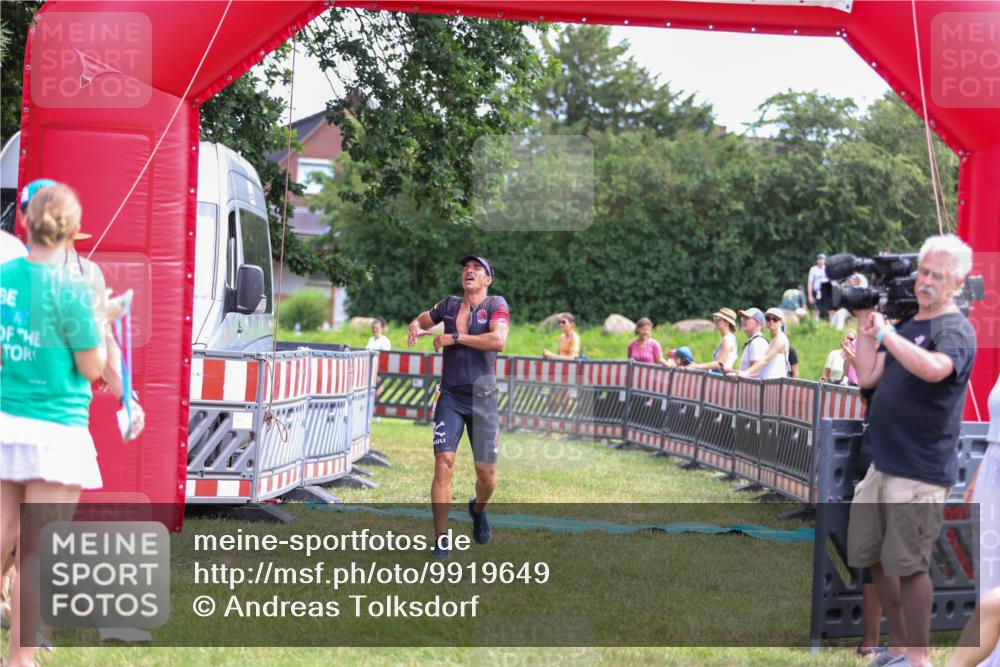 21.06.2026 - 29. Vierlanden-Triathlon Andreas Tolksdorf http://msf.ph/oto/9919649 21.06.2026 12:54:14 Ziel 938 meine-sportfotos.de