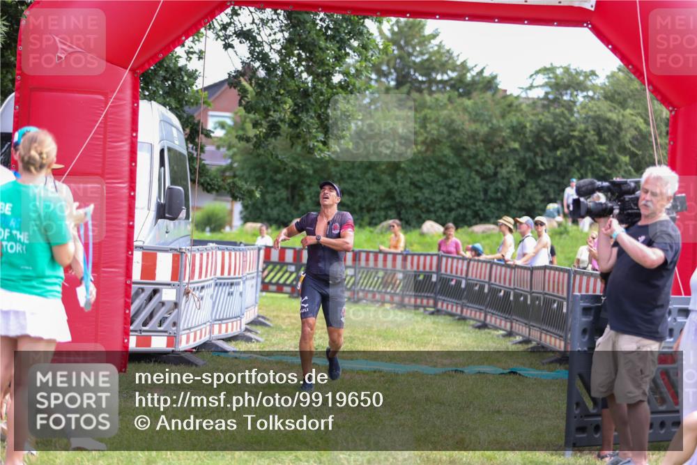 21.06.2026 - 29. Vierlanden-Triathlon Andreas Tolksdorf http://msf.ph/oto/9919650 21.06.2026 12:54:14 Ziel 938 meine-sportfotos.de