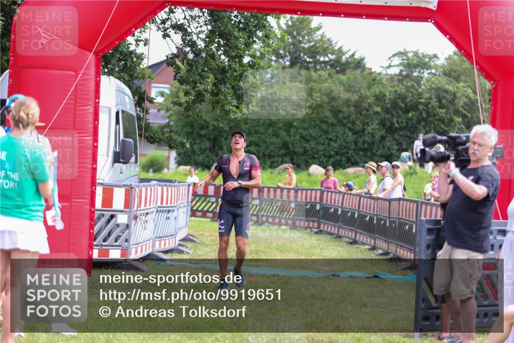 21.06.2026 - 29. Vierlanden-Triathlon Andreas Tolksdorf http://msf.ph/oto/9919651 21.06.2026 12:54:14 Ziel 938 meine-sportfotos.de