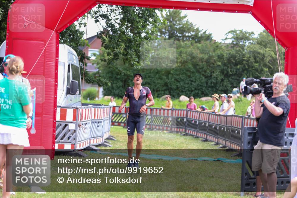 21.06.2026 - 29. Vierlanden-Triathlon Andreas Tolksdorf http://msf.ph/oto/9919652 21.06.2026 12:54:14 Ziel 938 meine-sportfotos.de