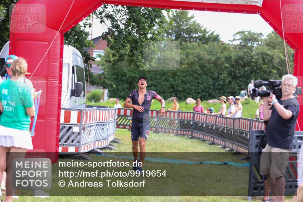 21.06.2026 - 29. Vierlanden-Triathlon Andreas Tolksdorf http://msf.ph/oto/9919654 21.06.2026 12:54:15 Ziel 938 meine-sportfotos.de