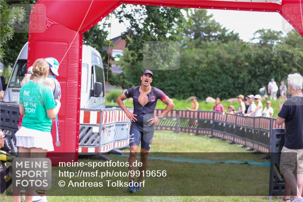 21.06.2026 - 29. Vierlanden-Triathlon Andreas Tolksdorf http://msf.ph/oto/9919656 21.06.2026 12:54:17 Ziel 938 meine-sportfotos.de