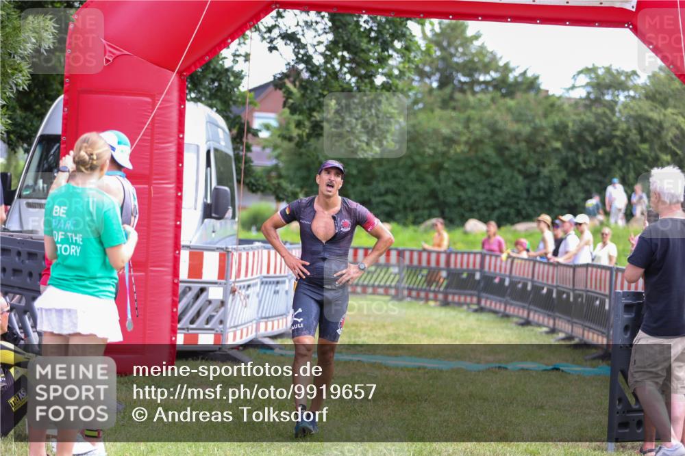 21.06.2026 - 29. Vierlanden-Triathlon Andreas Tolksdorf http://msf.ph/oto/9919657 21.06.2026 12:54:17 Ziel 938 meine-sportfotos.de