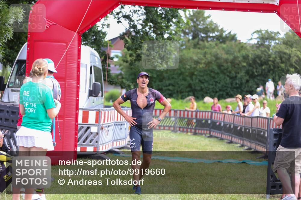 21.06.2026 - 29. Vierlanden-Triathlon Andreas Tolksdorf http://msf.ph/oto/9919660 21.06.2026 12:54:17 Ziel 938 meine-sportfotos.de