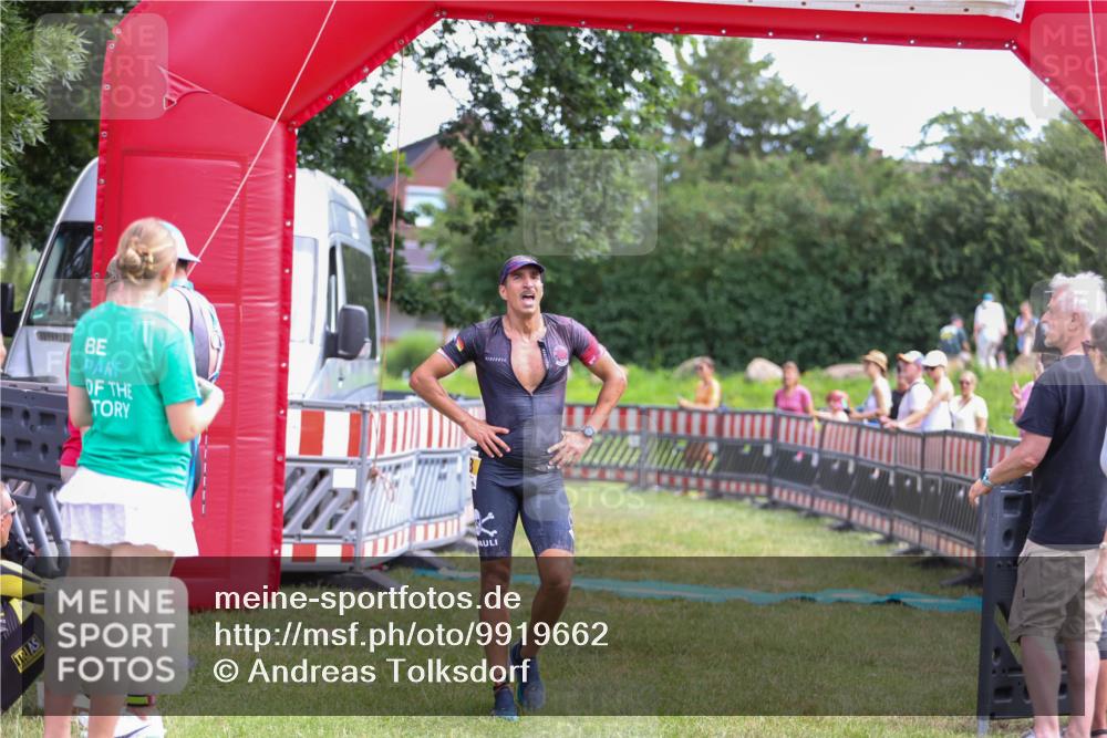 21.06.2026 - 29. Vierlanden-Triathlon Andreas Tolksdorf http://msf.ph/oto/9919662 21.06.2026 12:54:17 Ziel 938 meine-sportfotos.de