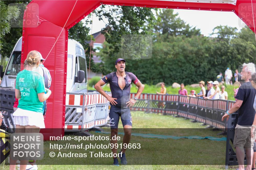 21.06.2026 - 29. Vierlanden-Triathlon Andreas Tolksdorf http://msf.ph/oto/9919663 21.06.2026 12:54:17 Ziel 938 meine-sportfotos.de