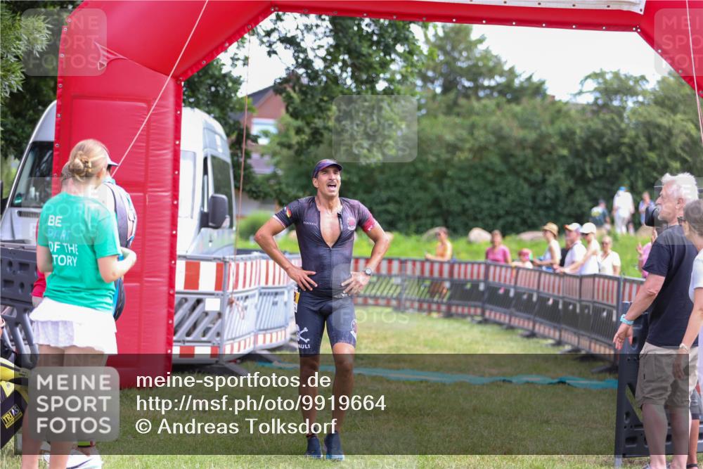 21.06.2026 - 29. Vierlanden-Triathlon Andreas Tolksdorf http://msf.ph/oto/9919664 21.06.2026 12:54:17 Ziel 938 meine-sportfotos.de