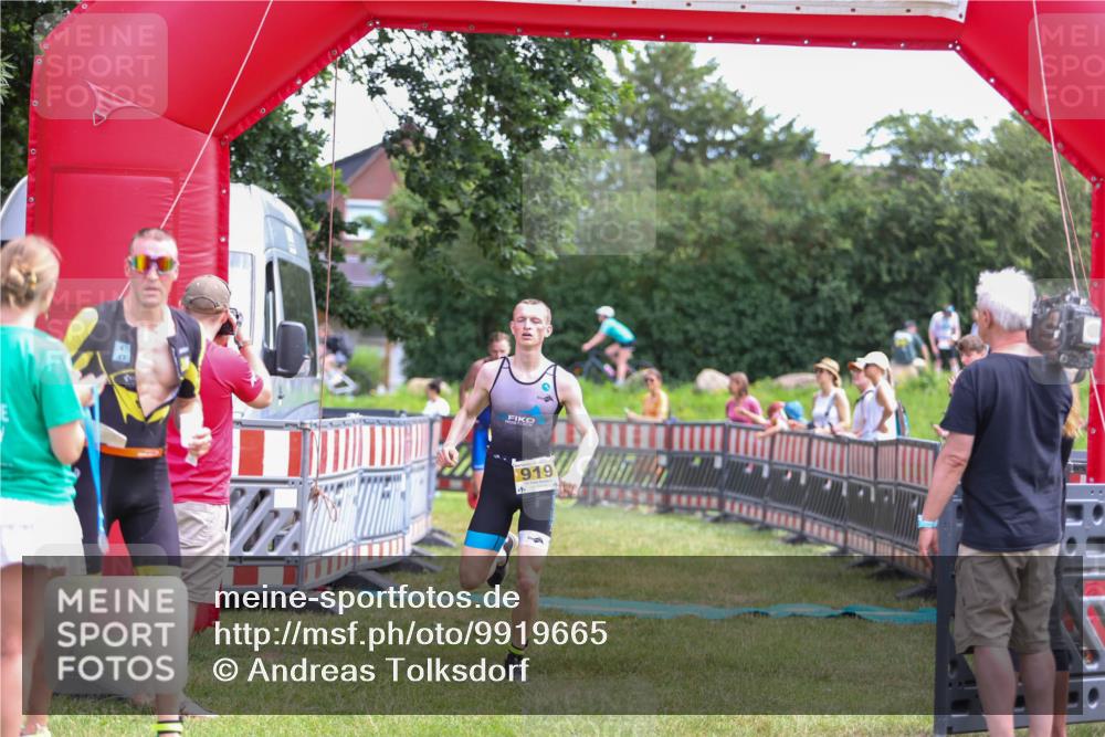21.06.2026 - 29. Vierlanden-Triathlon Andreas Tolksdorf http://msf.ph/oto/9919665 21.06.2026 12:54:41 Ziel 919, 960 meine-sportfotos.de