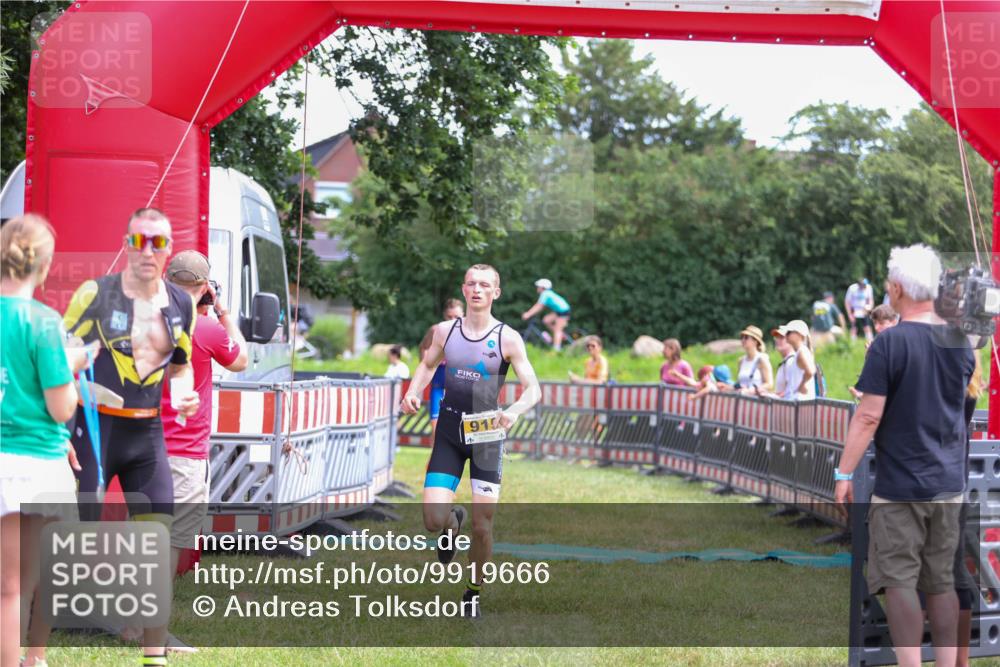 21.06.2026 - 29. Vierlanden-Triathlon Andreas Tolksdorf http://msf.ph/oto/9919666 21.06.2026 12:54:41 Ziel 919, 960 meine-sportfotos.de