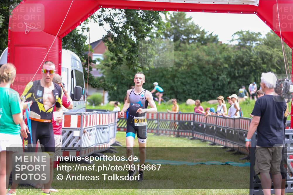 21.06.2026 - 29. Vierlanden-Triathlon Andreas Tolksdorf http://msf.ph/oto/9919667 21.06.2026 12:54:41 Ziel 919, 960 meine-sportfotos.de