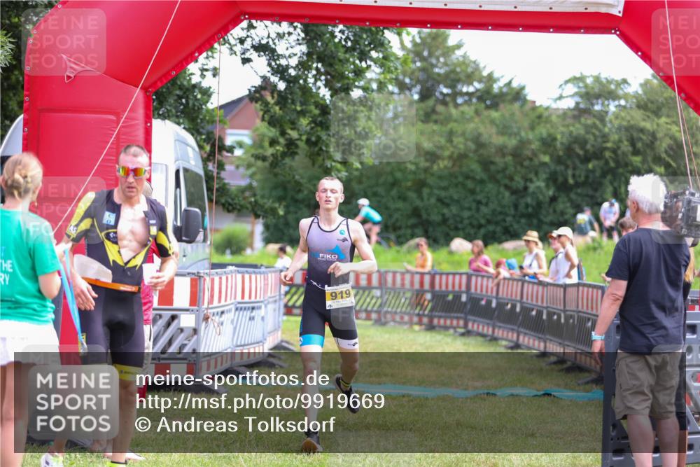 21.06.2026 - 29. Vierlanden-Triathlon Andreas Tolksdorf http://msf.ph/oto/9919669 21.06.2026 12:54:41 Ziel 919, 960 meine-sportfotos.de