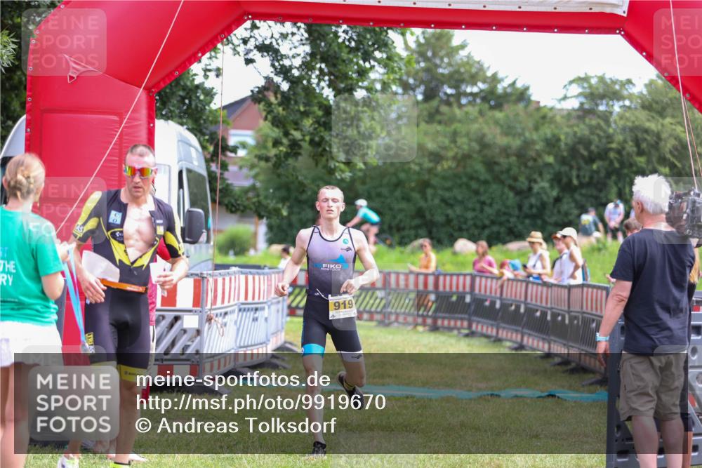 21.06.2026 - 29. Vierlanden-Triathlon Andreas Tolksdorf http://msf.ph/oto/9919670 21.06.2026 12:54:41 Ziel 919, 960 meine-sportfotos.de
