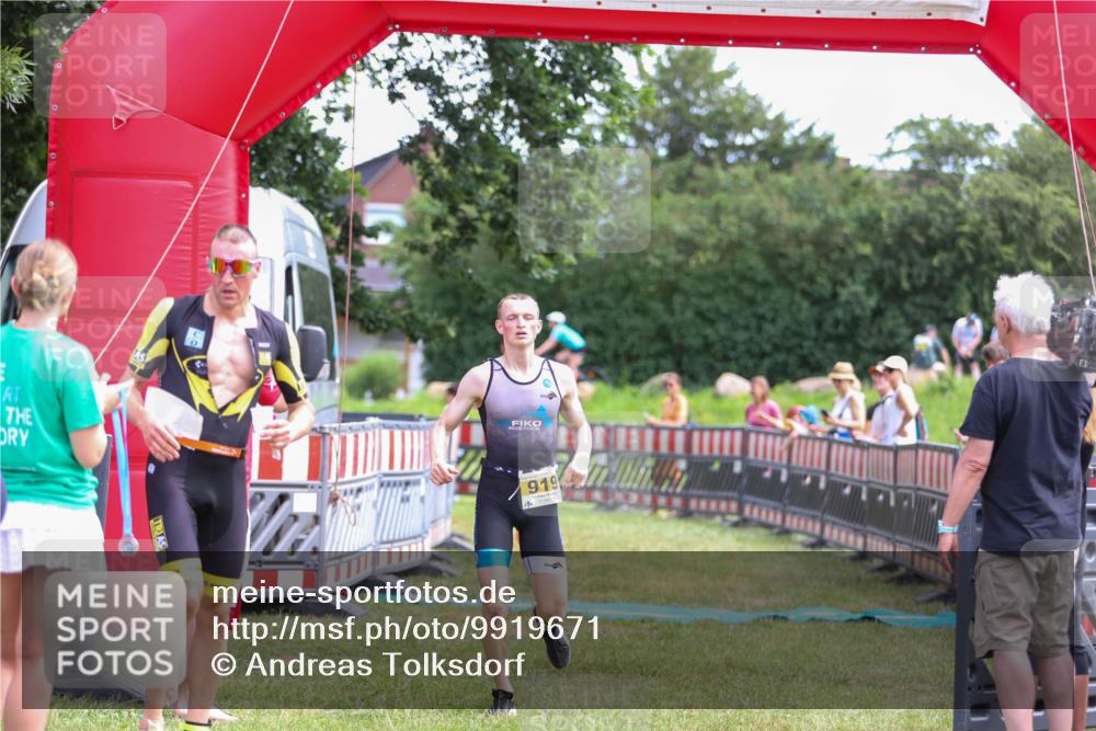 21.06.2026 - 29. Vierlanden-Triathlon Andreas Tolksdorf http://msf.ph/oto/9919671 21.06.2026 12:54:41 Ziel 919, 960 meine-sportfotos.de
