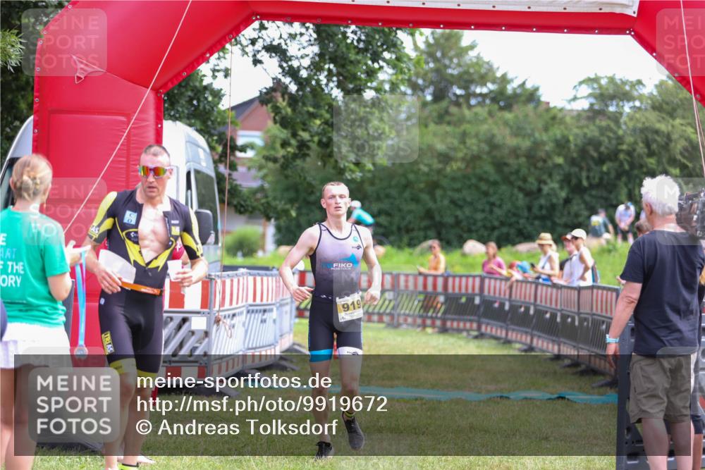 21.06.2026 - 29. Vierlanden-Triathlon Andreas Tolksdorf http://msf.ph/oto/9919672 21.06.2026 12:54:41 Ziel 919, 960 meine-sportfotos.de