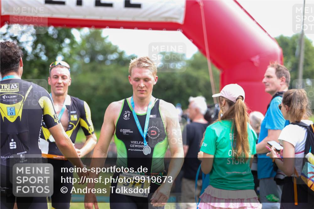 21.06.2026 - 29. Vierlanden-Triathlon Andreas Tolksdorf http://msf.ph/oto/9919673 21.06.2026 12:54:47 Ziel 908, 960 meine-sportfotos.de