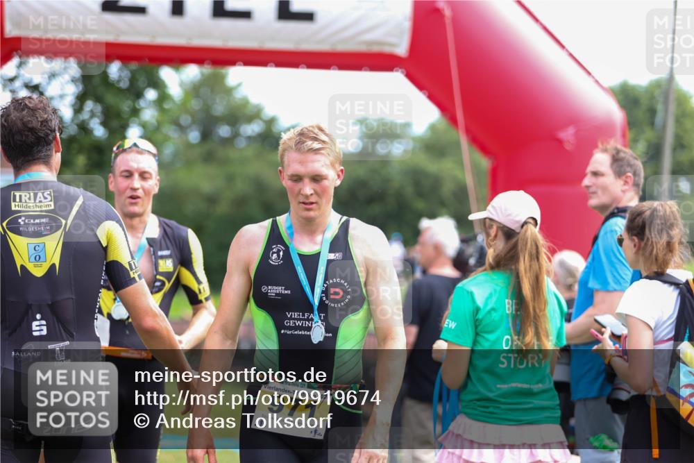 21.06.2026 - 29. Vierlanden-Triathlon Andreas Tolksdorf http://msf.ph/oto/9919674 21.06.2026 12:54:47 Ziel 908, 960 meine-sportfotos.de