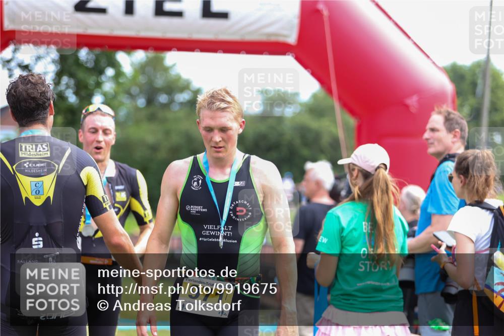 21.06.2026 - 29. Vierlanden-Triathlon Andreas Tolksdorf http://msf.ph/oto/9919675 21.06.2026 12:54:48 Ziel 908 meine-sportfotos.de