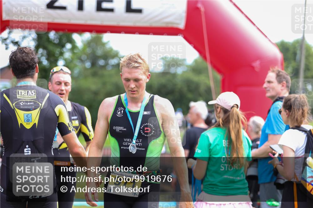 21.06.2026 - 29. Vierlanden-Triathlon Andreas Tolksdorf http://msf.ph/oto/9919676 21.06.2026 12:54:48 Ziel 908 meine-sportfotos.de