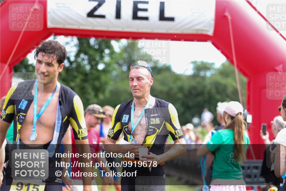 21.06.2026 - 29. Vierlanden-Triathlon Andreas Tolksdorf http://msf.ph/oto/9919678 21.06.2026 12:54:54 Ziel 908 meine-sportfotos.de