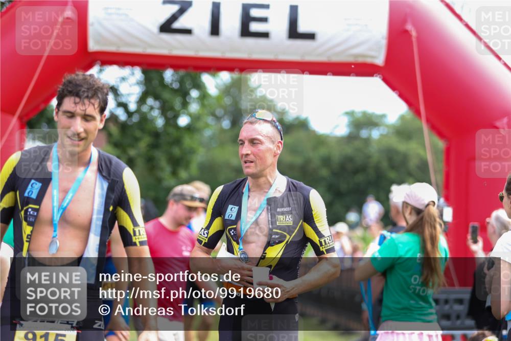 21.06.2026 - 29. Vierlanden-Triathlon Andreas Tolksdorf http://msf.ph/oto/9919680 21.06.2026 12:54:54 Ziel 908 meine-sportfotos.de