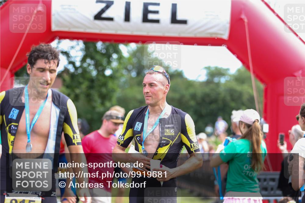 21.06.2026 - 29. Vierlanden-Triathlon Andreas Tolksdorf http://msf.ph/oto/9919681 21.06.2026 12:54:54 Ziel 908 meine-sportfotos.de