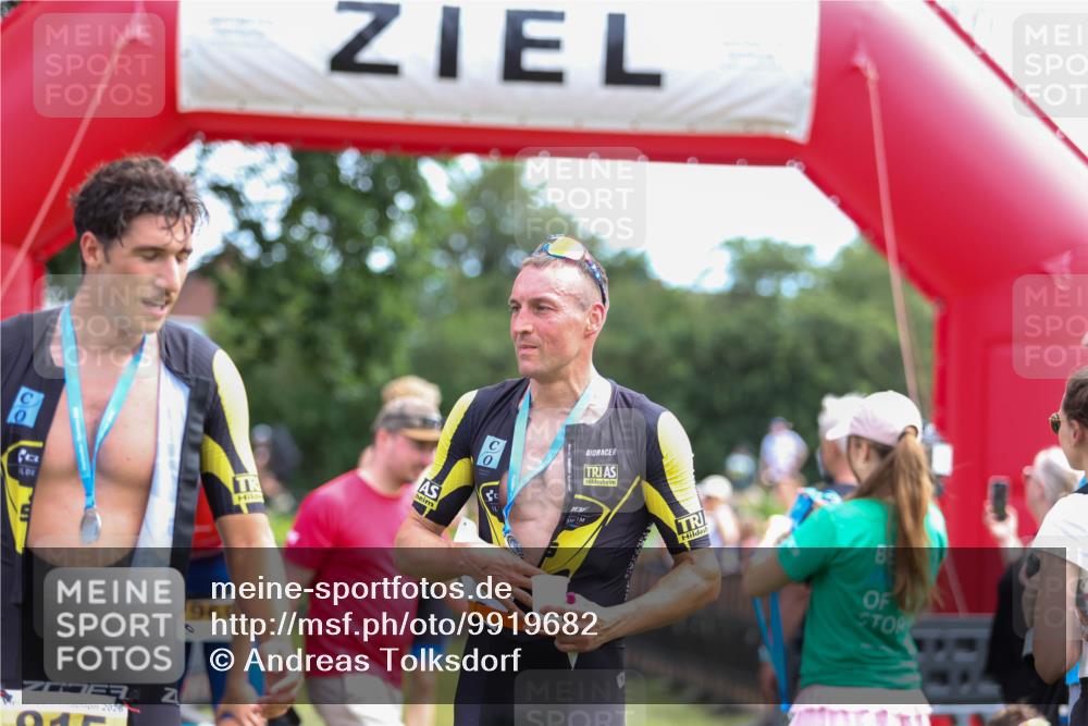 21.06.2026 - 29. Vierlanden-Triathlon Andreas Tolksdorf http://msf.ph/oto/9919682 21.06.2026 12:54:54 Ziel 908 meine-sportfotos.de