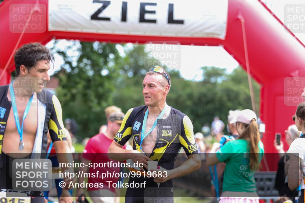 21.06.2026 - 29. Vierlanden-Triathlon Andreas Tolksdorf http://msf.ph/oto/9919683 21.06.2026 12:54:54 Ziel 908 meine-sportfotos.de