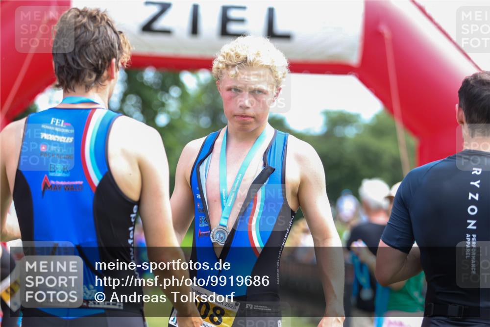21.06.2026 - 29. Vierlanden-Triathlon Andreas Tolksdorf http://msf.ph/oto/9919686 21.06.2026 12:55:05 Ziel 719, 935, 948 meine-sportfotos.de