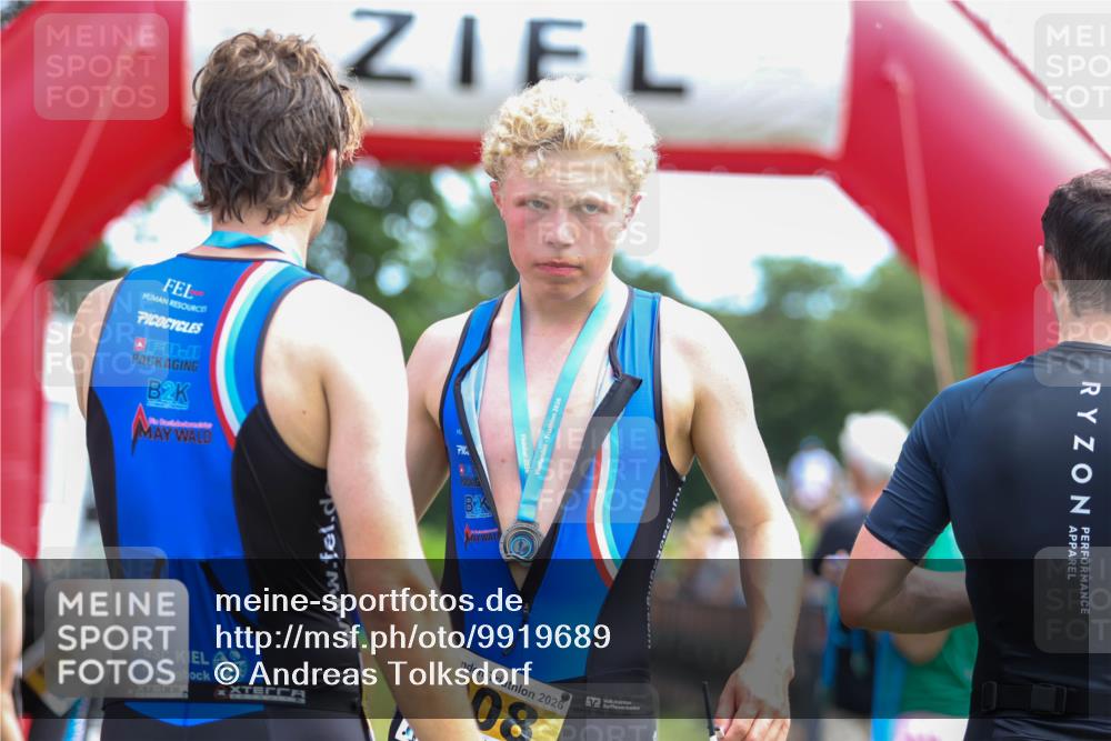 21.06.2026 - 29. Vierlanden-Triathlon Andreas Tolksdorf http://msf.ph/oto/9919689 21.06.2026 12:55:05 Ziel 719, 935, 948 meine-sportfotos.de