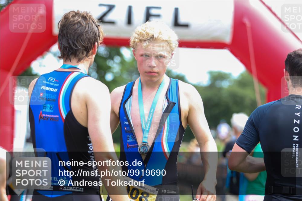 21.06.2026 - 29. Vierlanden-Triathlon Andreas Tolksdorf http://msf.ph/oto/9919690 21.06.2026 12:55:05 Ziel 719, 935, 948 meine-sportfotos.de