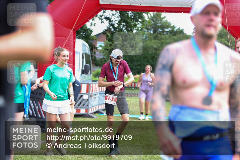 21.06.2026 - 29. Vierlanden-Triathlon Andreas Tolksdorf http://msf.ph/oto/9919709 21.06.2026 12:55:28 Ziel 296 meine-sportfotos.de