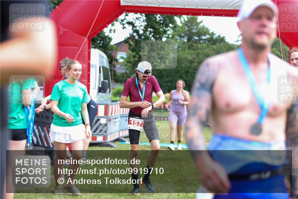 21.06.2026 - 29. Vierlanden-Triathlon Andreas Tolksdorf http://msf.ph/oto/9919710 21.06.2026 12:55:28 Ziel 296 meine-sportfotos.de