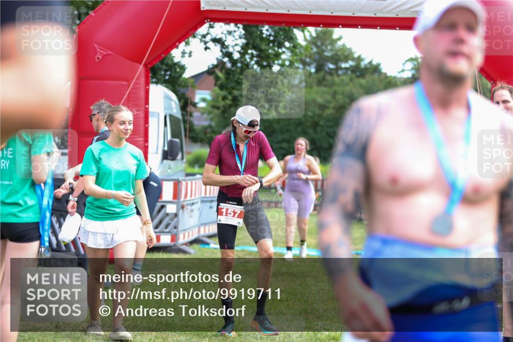 21.06.2026 - 29. Vierlanden-Triathlon Andreas Tolksdorf http://msf.ph/oto/9919711 21.06.2026 12:55:28 Ziel 296 meine-sportfotos.de