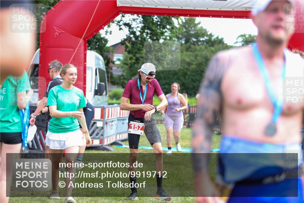 21.06.2026 - 29. Vierlanden-Triathlon Andreas Tolksdorf http://msf.ph/oto/9919712 21.06.2026 12:55:28 Ziel 296 meine-sportfotos.de