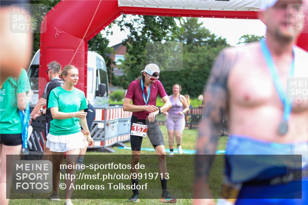 21.06.2026 - 29. Vierlanden-Triathlon Andreas Tolksdorf http://msf.ph/oto/9919713 21.06.2026 12:55:28 Ziel 296 meine-sportfotos.de