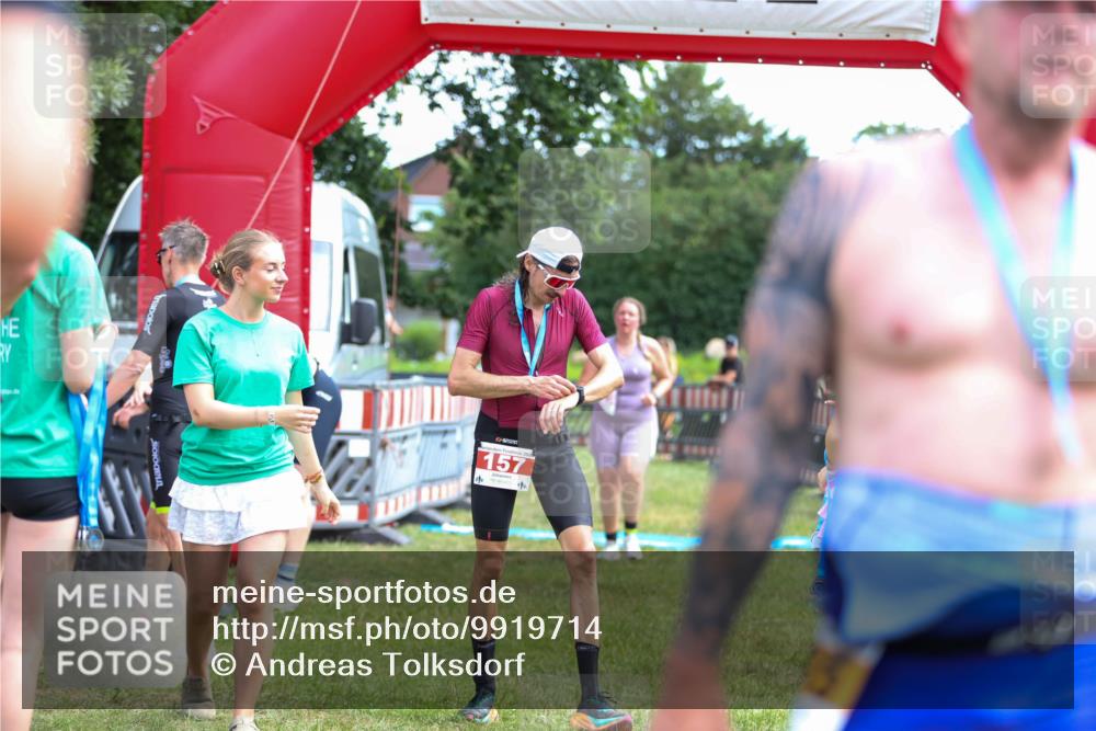 21.06.2026 - 29. Vierlanden-Triathlon Andreas Tolksdorf http://msf.ph/oto/9919714 21.06.2026 12:55:28 Ziel 296 meine-sportfotos.de