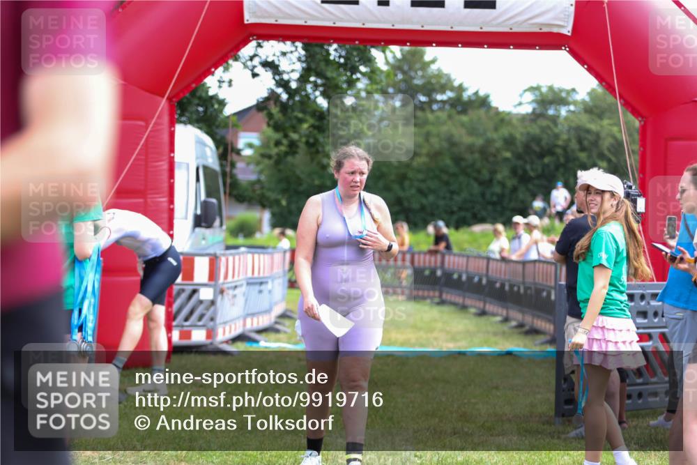 21.06.2026 - 29. Vierlanden-Triathlon Andreas Tolksdorf http://msf.ph/oto/9919716 21.06.2026 12:55:37 Ziel 939, 969 meine-sportfotos.de