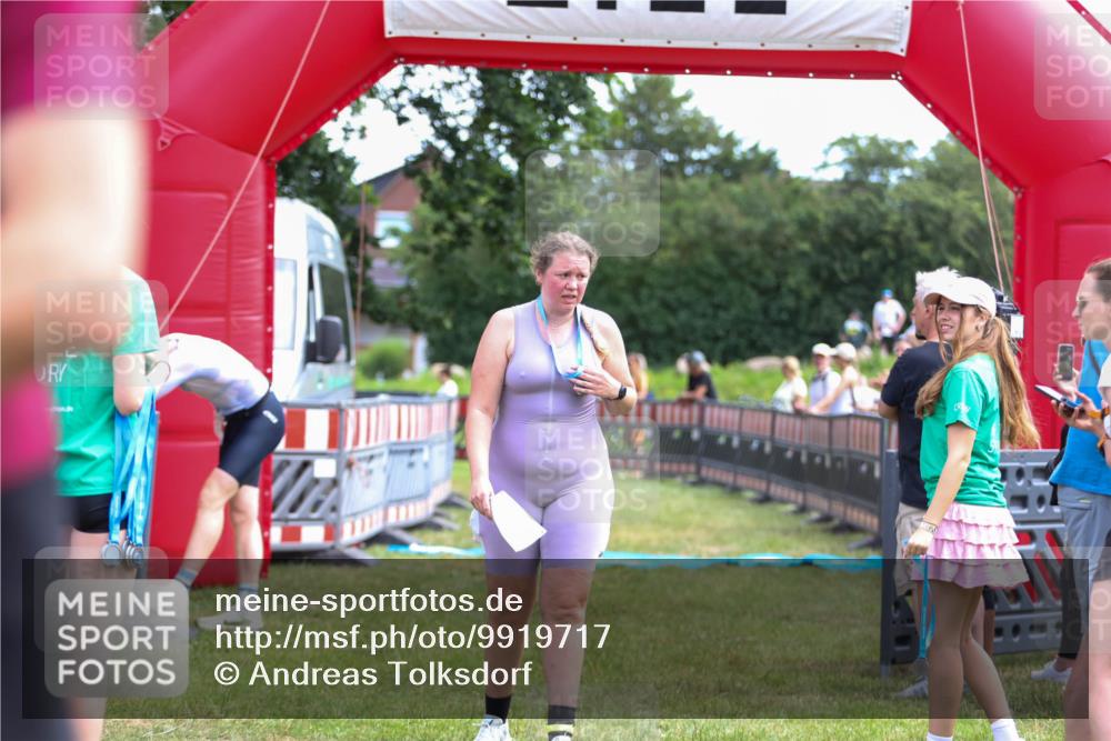 21.06.2026 - 29. Vierlanden-Triathlon Andreas Tolksdorf http://msf.ph/oto/9919717 21.06.2026 12:55:37 Ziel 939, 969 meine-sportfotos.de