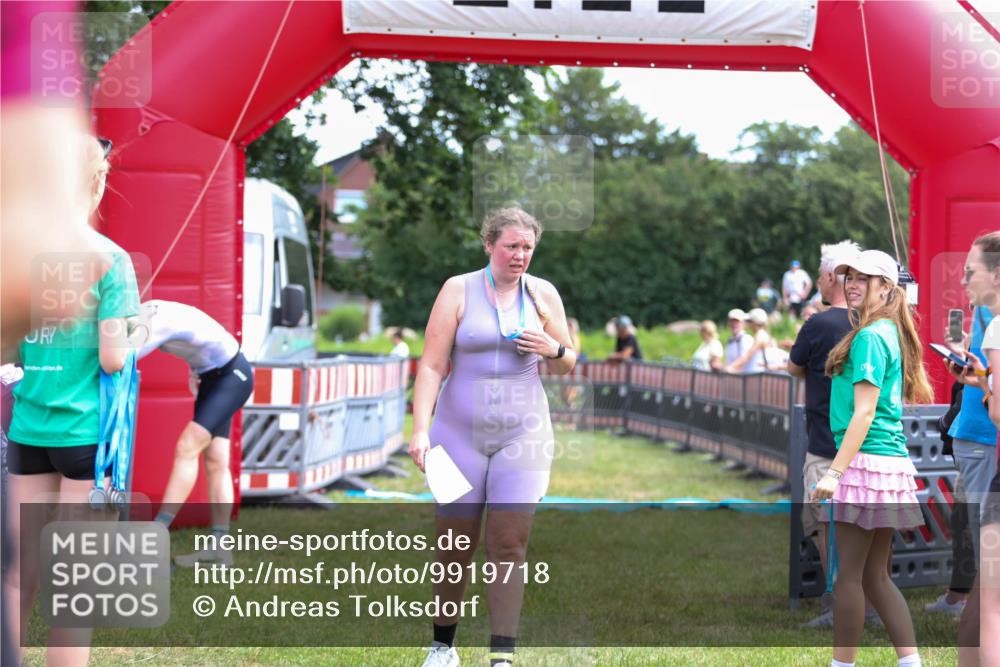 21.06.2026 - 29. Vierlanden-Triathlon Andreas Tolksdorf http://msf.ph/oto/9919718 21.06.2026 12:55:37 Ziel 939, 969 meine-sportfotos.de