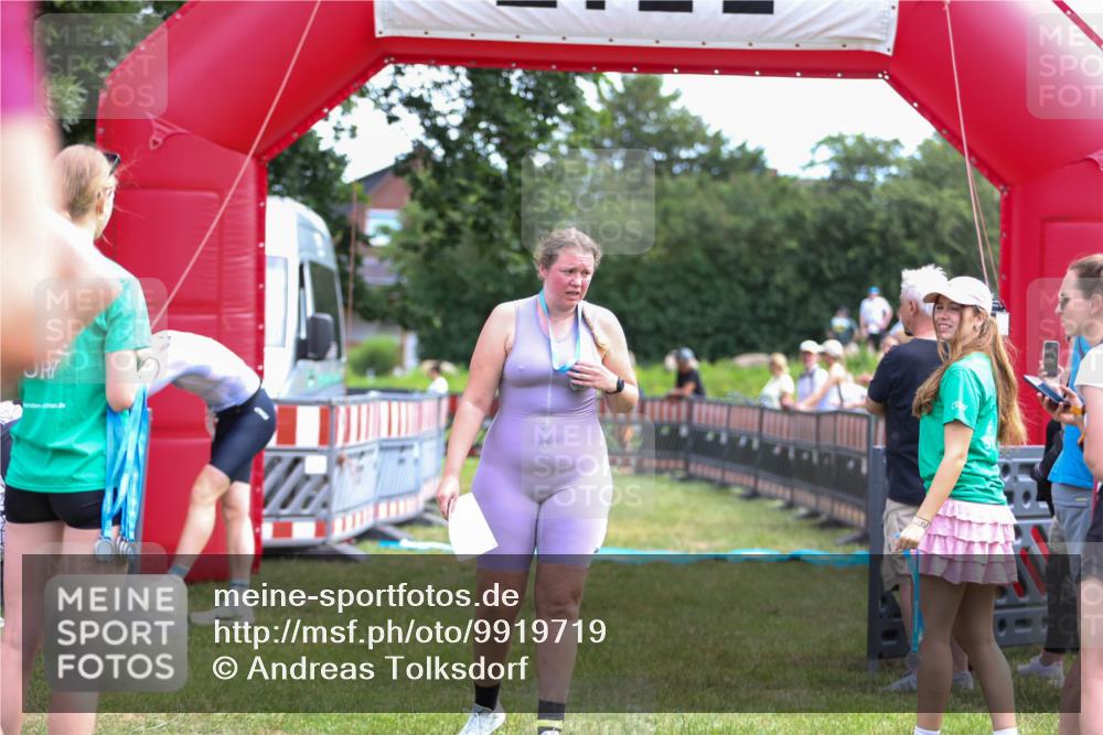 21.06.2026 - 29. Vierlanden-Triathlon Andreas Tolksdorf http://msf.ph/oto/9919719 21.06.2026 12:55:37 Ziel 939, 969 meine-sportfotos.de