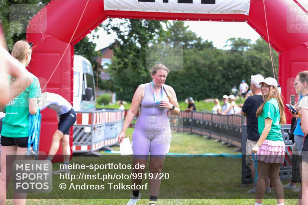 21.06.2026 - 29. Vierlanden-Triathlon Andreas Tolksdorf http://msf.ph/oto/9919720 21.06.2026 12:55:37 Ziel 939, 969 meine-sportfotos.de