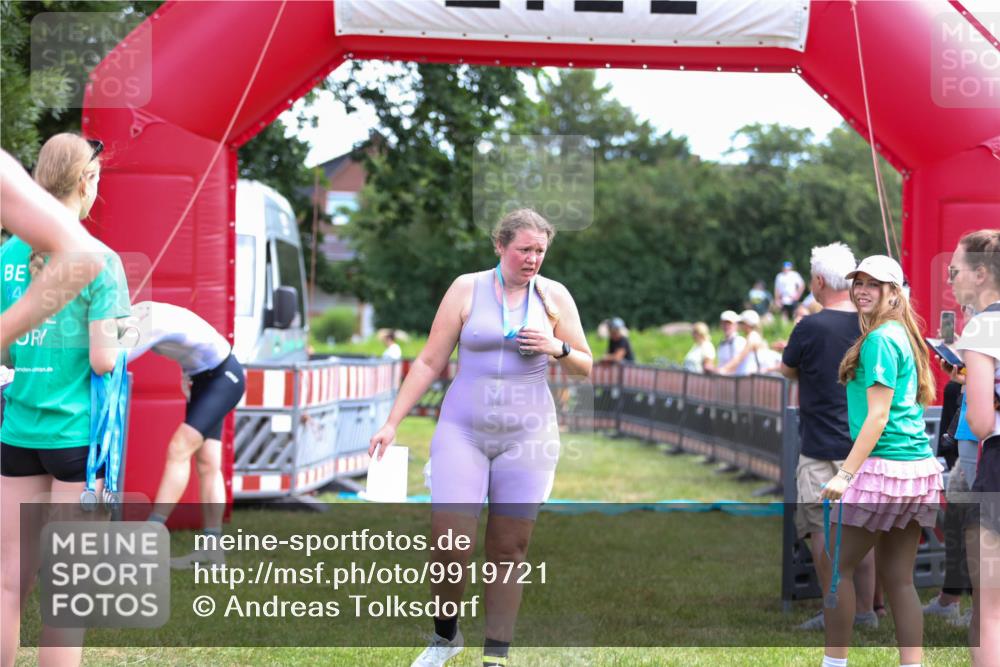 21.06.2026 - 29. Vierlanden-Triathlon Andreas Tolksdorf http://msf.ph/oto/9919721 21.06.2026 12:55:37 Ziel 939, 969 meine-sportfotos.de