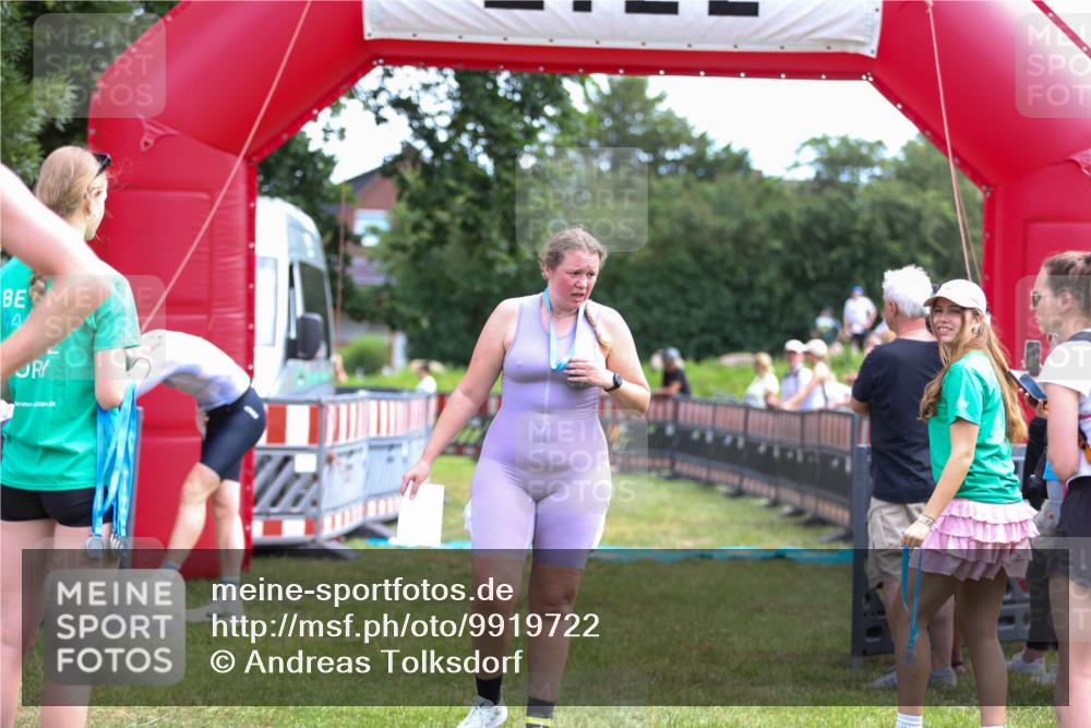 21.06.2026 - 29. Vierlanden-Triathlon Andreas Tolksdorf http://msf.ph/oto/9919722 21.06.2026 12:55:37 Ziel 939, 969 meine-sportfotos.de