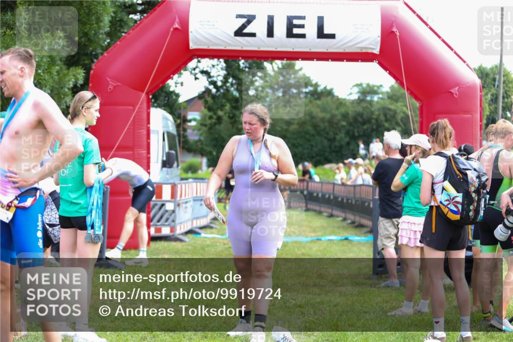 21.06.2026 - 29. Vierlanden-Triathlon Andreas Tolksdorf http://msf.ph/oto/9919724 21.06.2026 12:55:40 Ziel 939, 969 meine-sportfotos.de