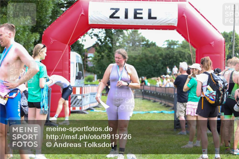 21.06.2026 - 29. Vierlanden-Triathlon Andreas Tolksdorf http://msf.ph/oto/9919726 21.06.2026 12:55:40 Ziel 939, 969 meine-sportfotos.de